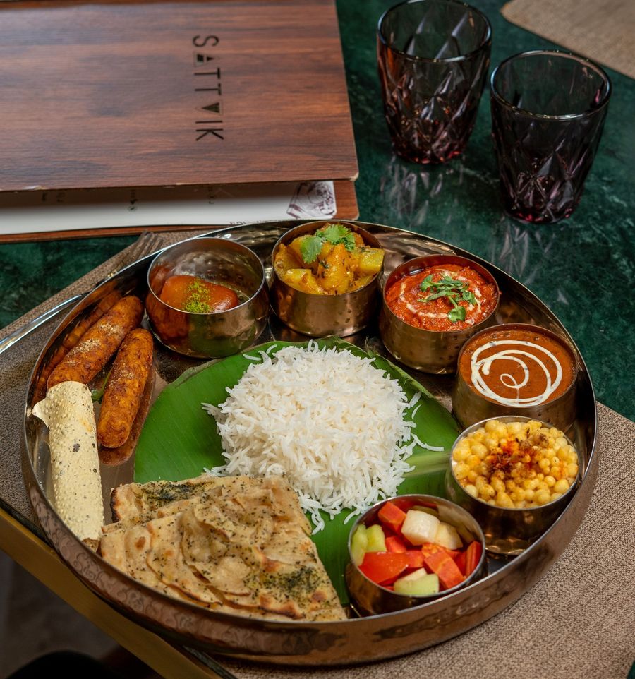The Yukta Aahaar thali with bowls of curry, rice and breads